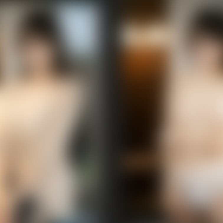 着衣と上半身脱衣を並べた画像です。画像№194