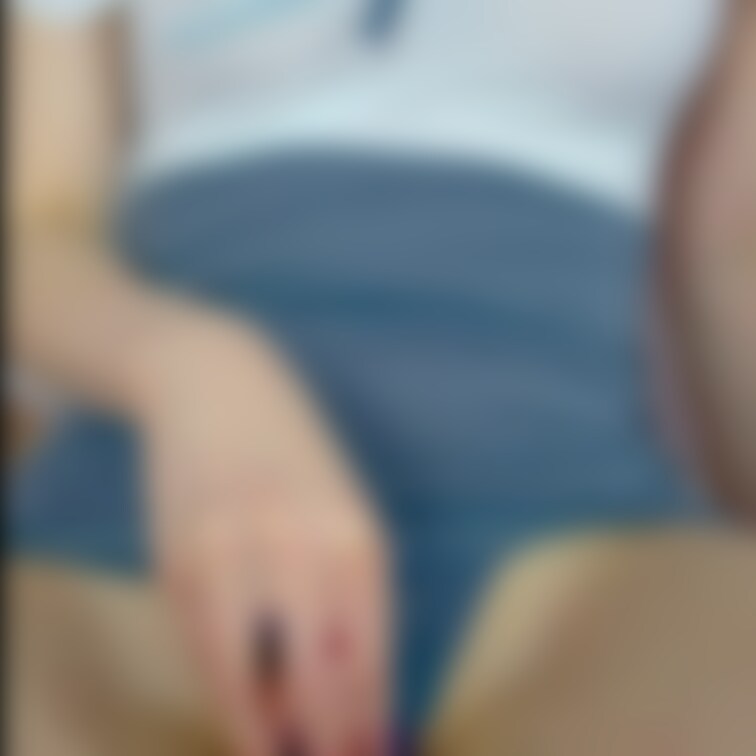 おちんちんに丁寧にゴムを付けて騎乗位で勝手に挿入❤