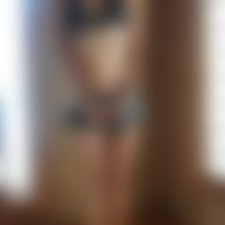 ミニスカートの熟女