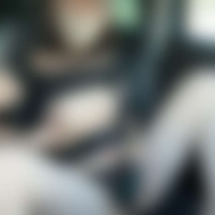 Xの続きです🧡アダルトショップの駐車場でオナニー😖🧡知らないおじさん達に見られて興奮してます.....もっと脱いでちん媚