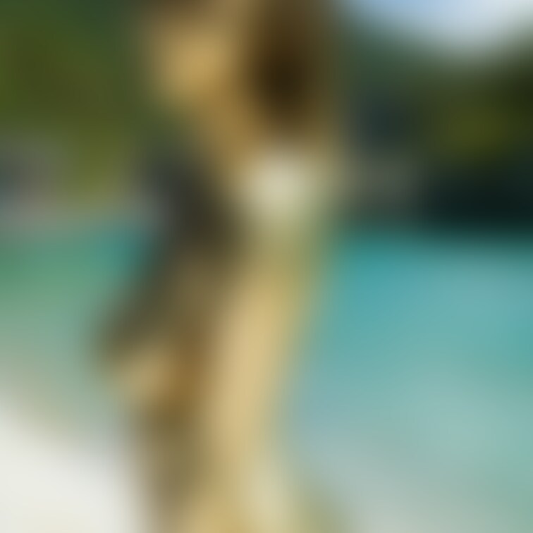 ビーチの金粉美女 / Golden bodypainted girl at the beach