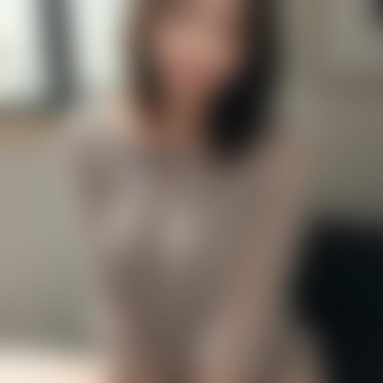 スカートの中を見せてくれる女の子です。
1度に５枚しかアップできないので数回に分けて投稿します！
