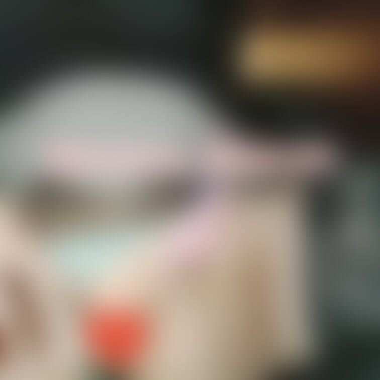 薄暗くて画質はあまり良くないのですが、漫画喫茶(ブースとお手洗い)でえっちなことしてきました(/ω\*)
絆創膏でロー