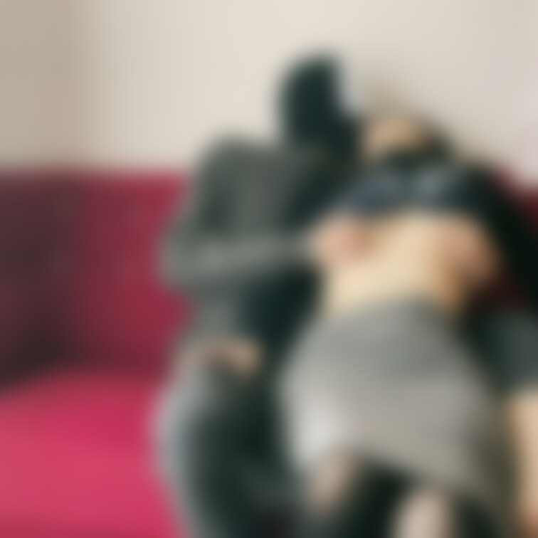 夫を目の前にして他人様の肉棒を包み込ませて頂きました😍

乳首を摘まみ熱くなった私のクリトリスを指で優しくコリコリと