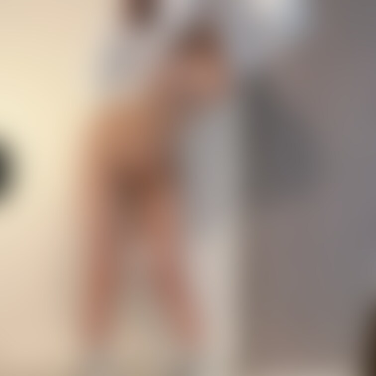パーカーの中身♡
最近寒くなってきたから、厚手のお洋服を着て
下はノーブラでお出かけしてます🤫
たまにポチ