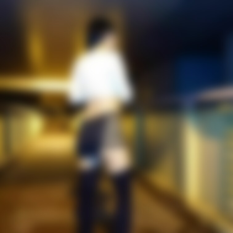 歩道橋露出した時の写真です。
5秒くらいで切り替わります。この時も生理中だったんですね😅タンポンの紐が見えてます。
