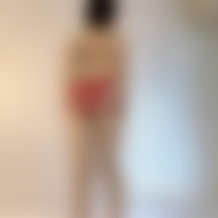 おちり🍑垂れてるから〜
ちょっと持ち上げちゃお😍💕
あ、見えちゃうかな💦
