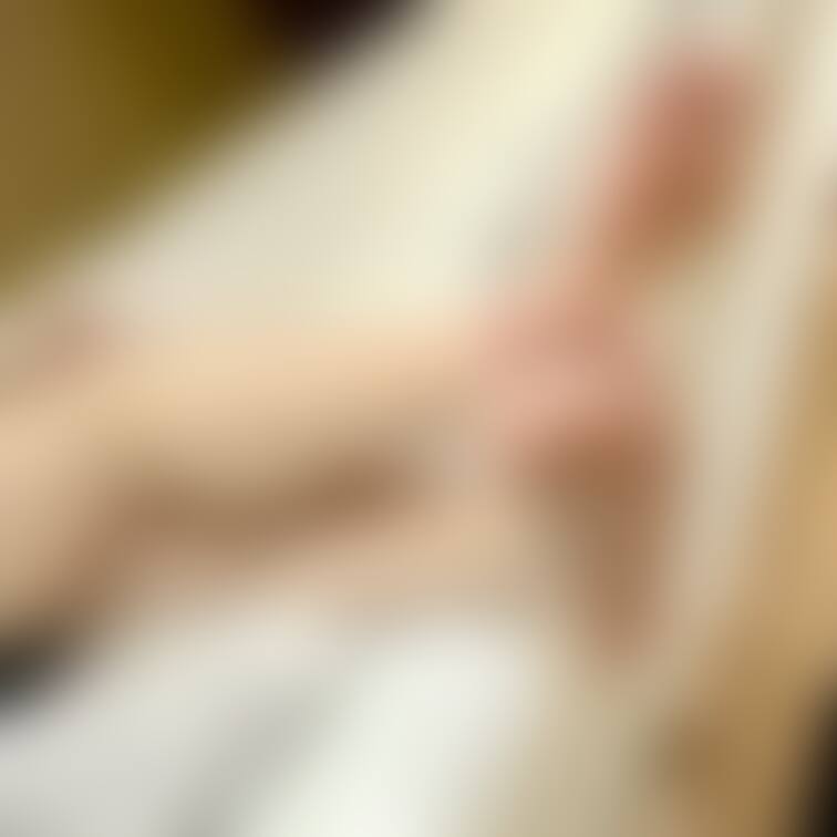 ベッドでくつろぐ足と脚