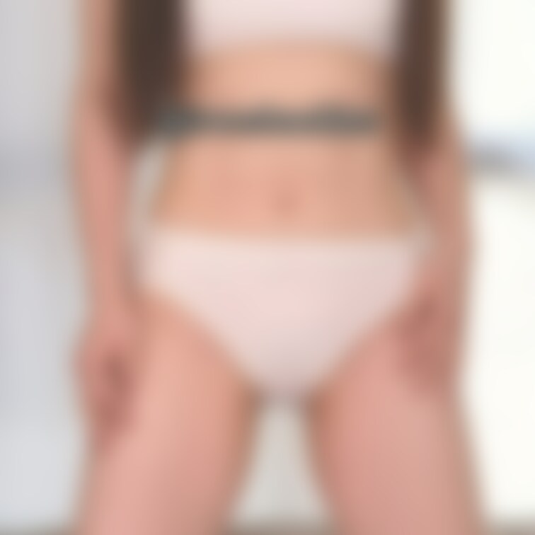 パンツでおもらし。
溢れ落ちるおしっこ、濡れて張り付くパンツをご覧ください。