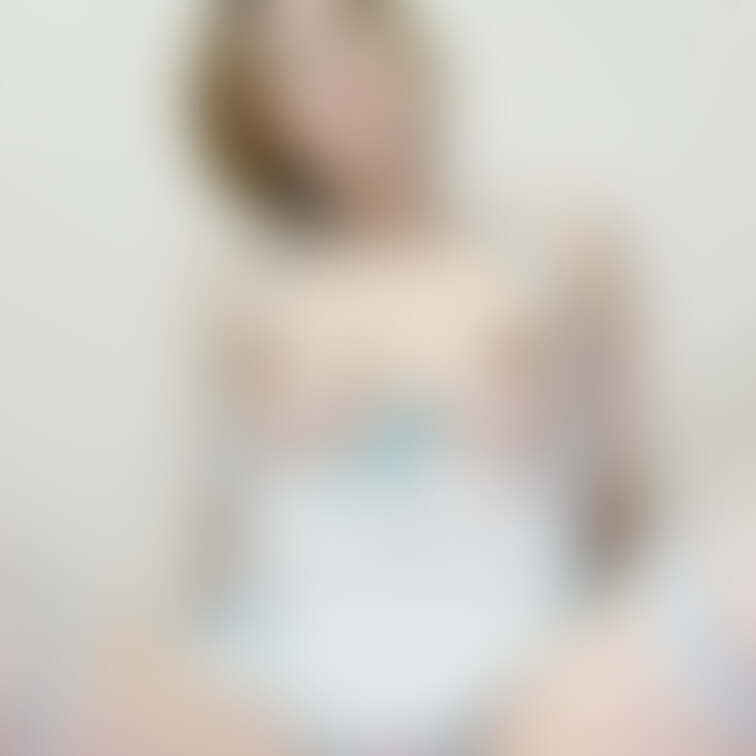 クリスマスの真っ昼間に、こんな格好しておまん○ウズウズさせながら、自撮りしてるエロ熟女ゎ好きかしら？❤️