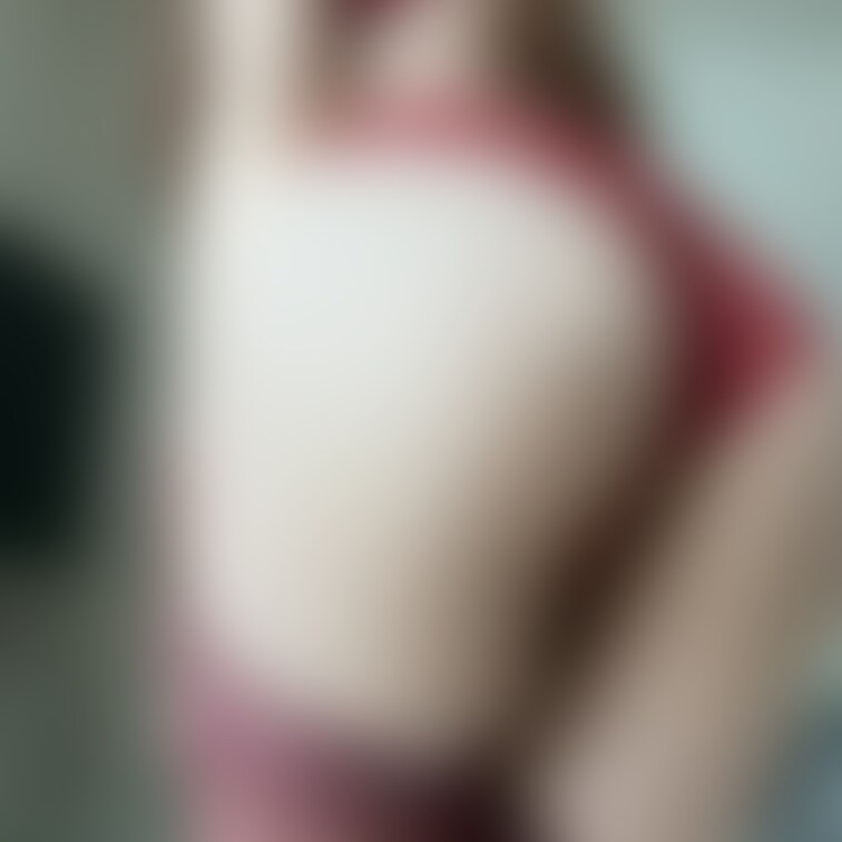 おしりショットや下アングルからパンツ食い込ませた自撮り♥️