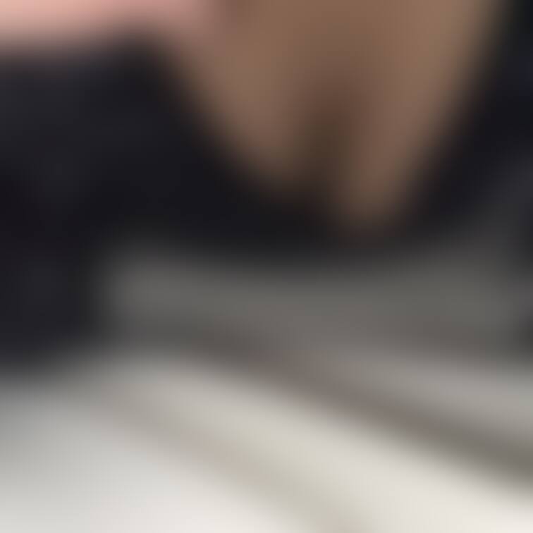 寝る前ベッドの上でぐだぐだ…
うつ伏せになるとおっぱいこうなりがちだよね😅
最後は服からはみ出ちゃった🤗♡