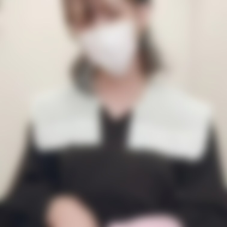 私服に炊事用ゴム手袋ピンク