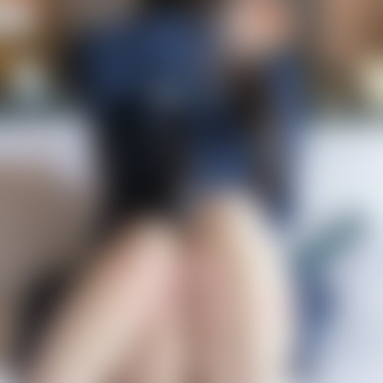 しろのコスプレ姿になります。
定番のメイド服はもちろんセーラームーンの下着まで色々あったりします♪