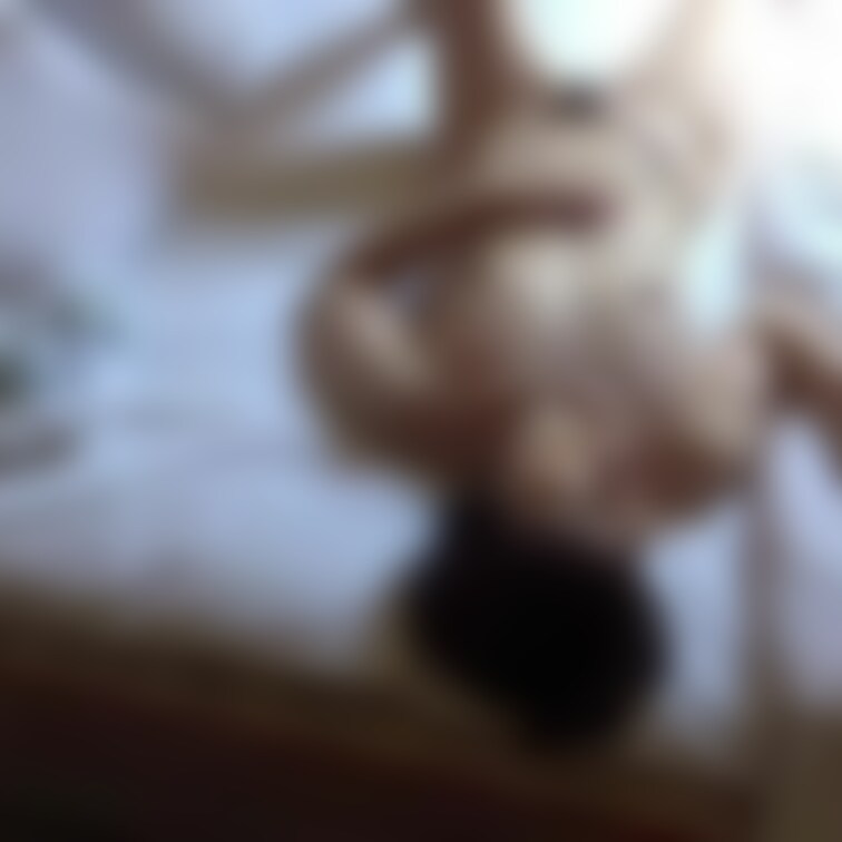 妻を手マンで逝かせる動画です。

