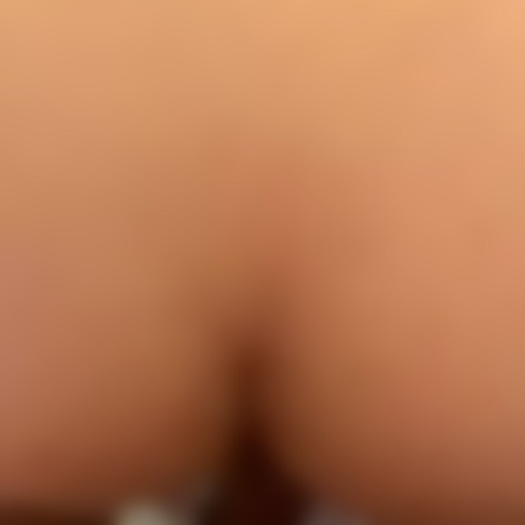 初めての中出し
腟内から垂れてくる白い精子