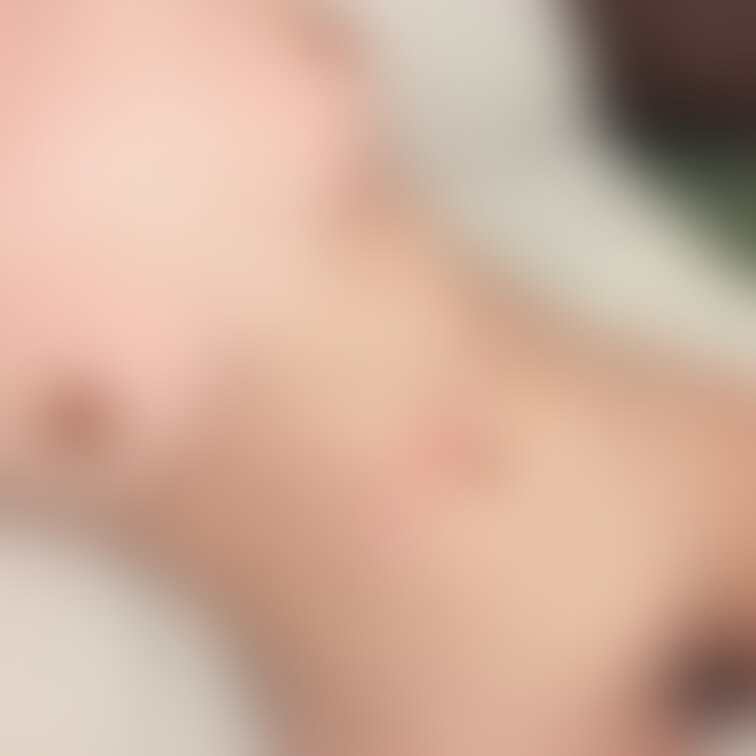 首とおっぱい日焼けしちゃった💦

さっきDMで送った写真みたいに、ずっと露出で遊んでたからだな〜〜(*/ω＼*)💦