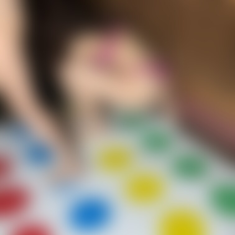 思っているよりツイスターゲームのシートがペラペラ笑