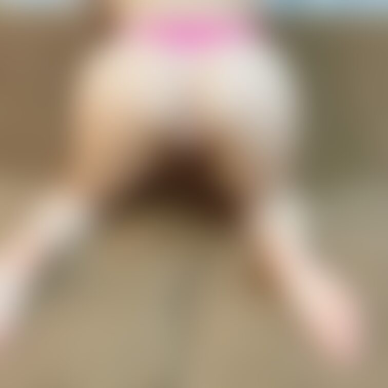 ショッキングピンクなパンティ妻