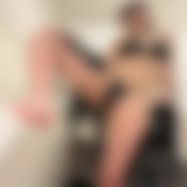 ほらぁ、、
こんなに、、足を開いて。。。