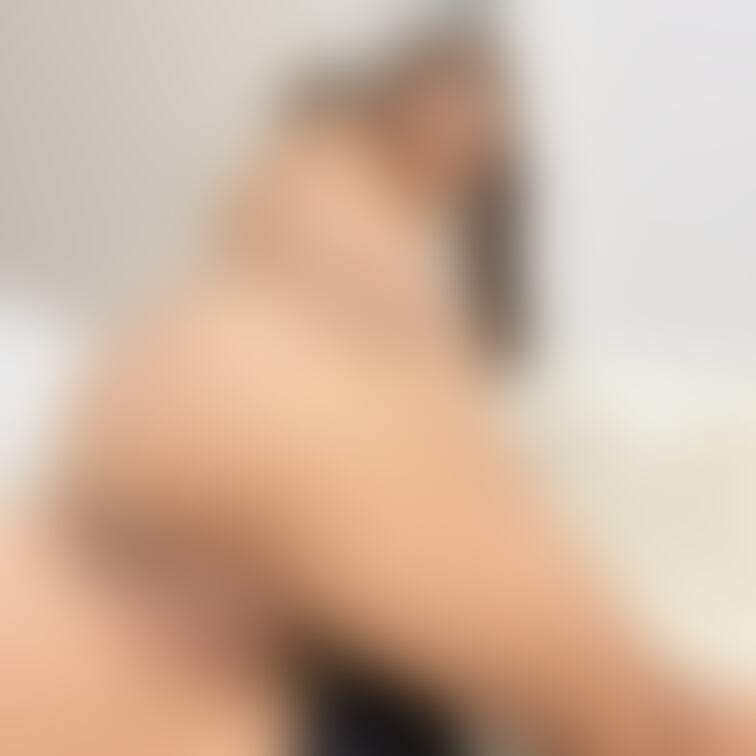 いっぱい舐めてくれる人いる..🥺🩷？
Is there someone who will lick me a lot.