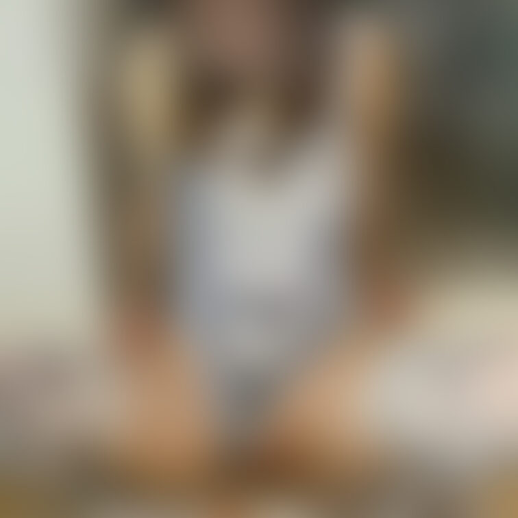Xの続きです🧡おじさんの足で雑にざこまんくちゅくちゅされて気持ち良くなっちゃってガマンできずにおじさんの足におしっこお漏