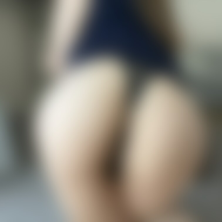 続き！💗昨日までの投稿写真のパンツなしバージョンでスカート捲し上げた自撮り💗
ガラステーブル越しの下からショットで食い