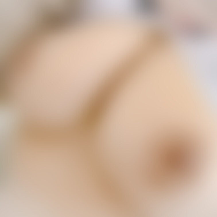ころんは性行為中に胸を触られるのが大好きなんです。
乳首も乳房も同様で、ソフトタッチよりは
激しく荒々しく触られ