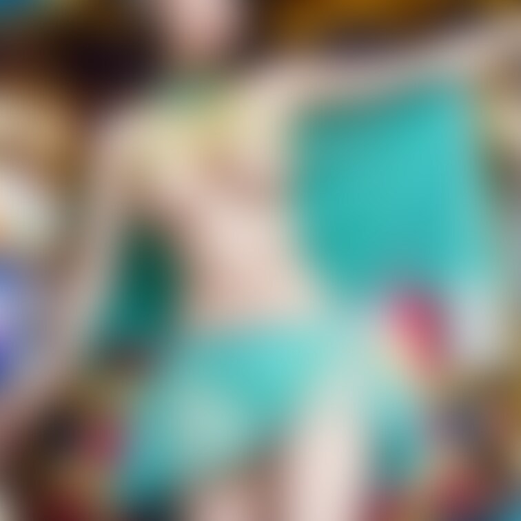 小春のマジカルフェアリー ✨🧚‍♀️
カラフルな背景と衣装で妖精のような魅力を放つ小春を捉えた一枚です。🌟🍭 キラキラ