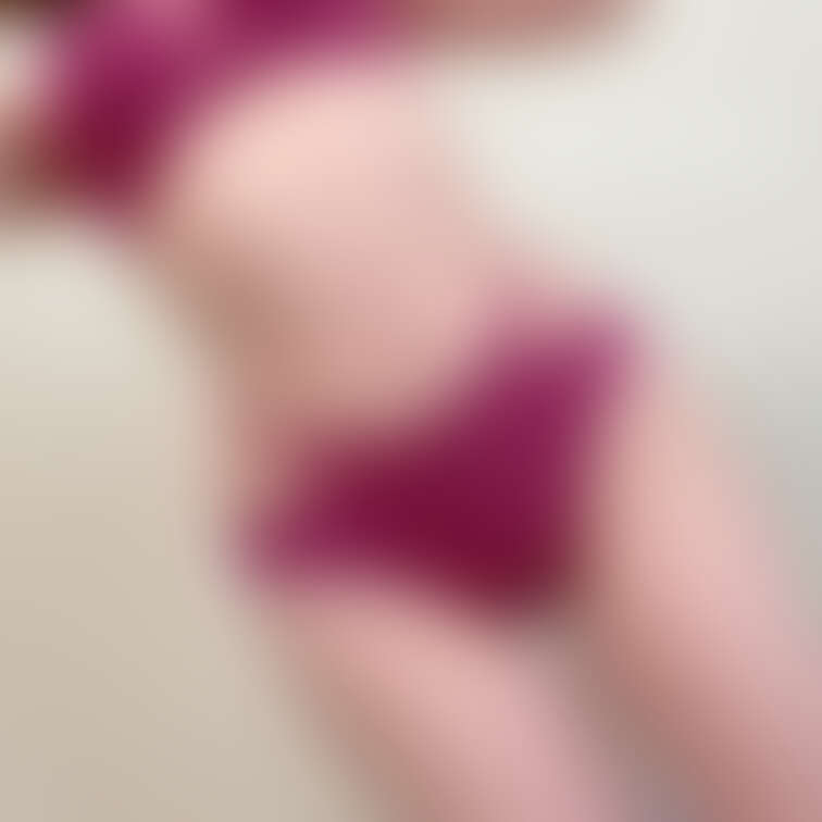 前はこんな感じだよ♡
紐なところがむにっっ♡と🙈💞
太もももすべすべ〜✨✨