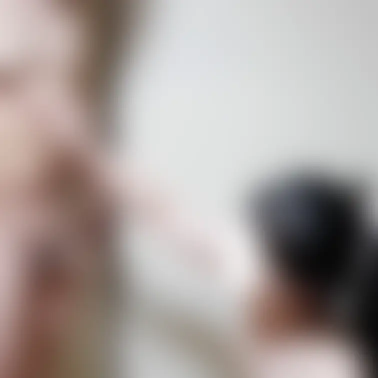 弥生の全裸パーティー兼公開撮影での一コマ。男性の体を筆でくすぐってます。男性は思わずフル勃起。全裸パーティーは勃起が日常