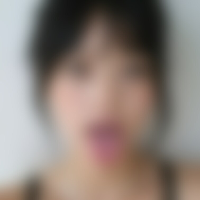 舌を出して顔射された美女