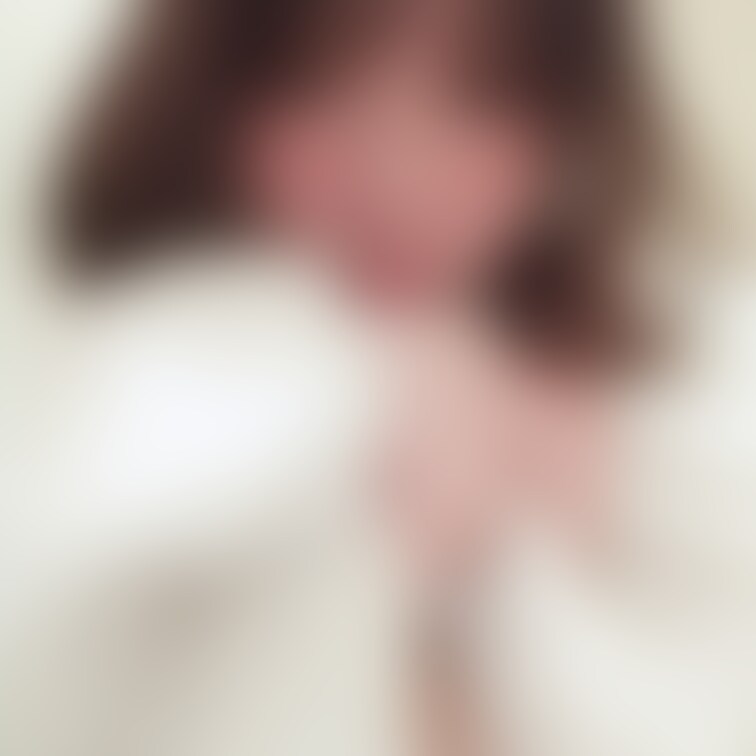 まくりあげ❤️
白いふわふわニットの隙間から見える白い谷間とブラは好きですか?
お顔出し