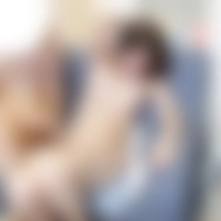 りりの全裸パーティー兼公開撮影。ごほうびタイムでりりの体を筆でくすぐる男性参加者。このパーティー、お問い合わせが続々来て