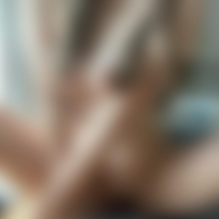 全裸でお◯んこドアップ、おっぱい寄せ、変態ガニ股ポーズの自撮りなど💗
OLの朝の出勤お着替え動画→ https://m