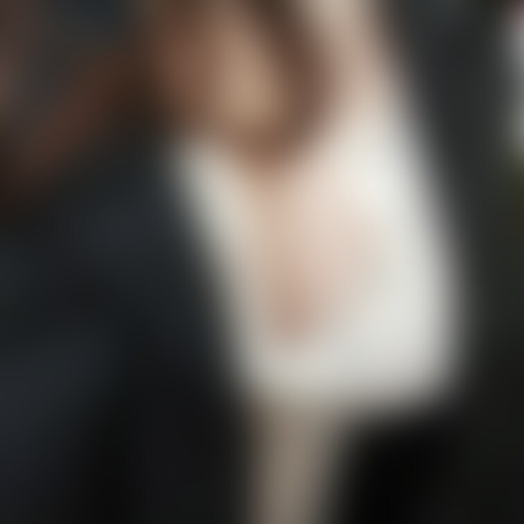 谷間を覗き込んでくる男性
嫌いじゃないです
興奮してくれてるかな?