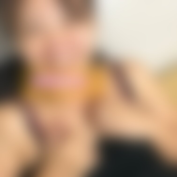 妻が頑張って小さいオッパイを集めようとして一人で笑い出したシーンです。
なんかご機嫌でした。