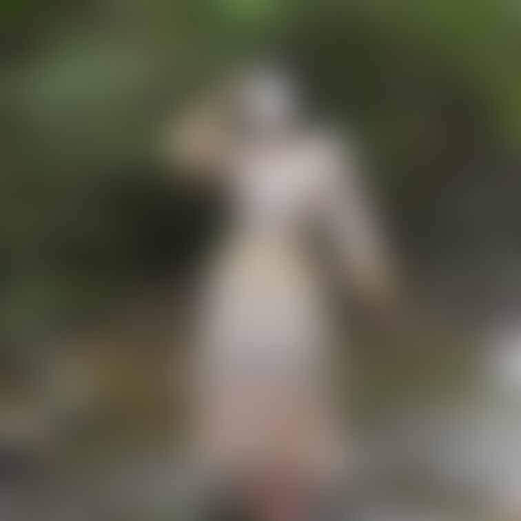 弥生さんです。H県屋外で撮影しました。素っ裸で川に入って、体張ってもらってます。1/25には弥生さんと行く滋賀混浴ツアー