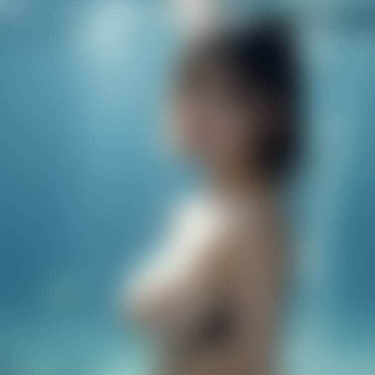 どこか神秘的な、水中から眺める巨乳美女　２