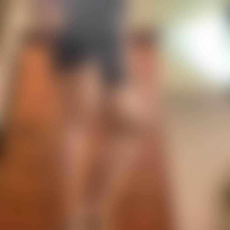 ミニスカート妻　太ももとお尻が強調されてます
