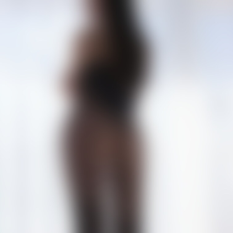 穴が空いちゃってるタイツ💋

赤と黒、どっちがすき？？