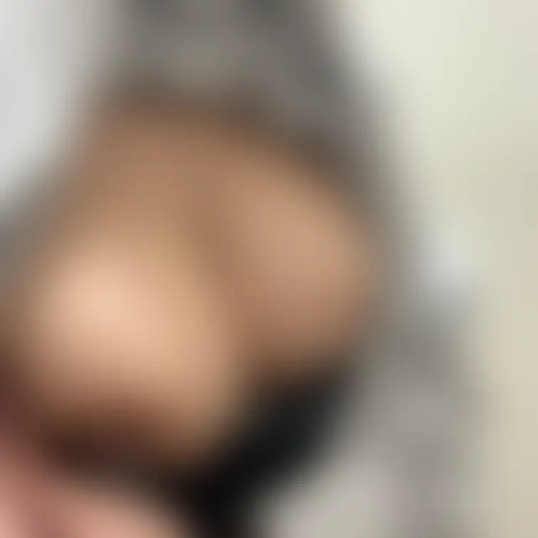 職場から爆乳を自撮り送信してくる調教済み美人奥様