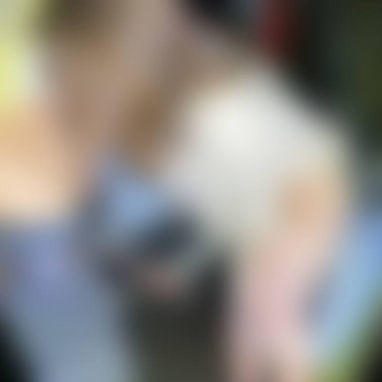 皆さんに質問です。
雨が降ってきたのでワンボックスの後ろで次々に○○○されるシリーズはみたことありますか？
#人妻