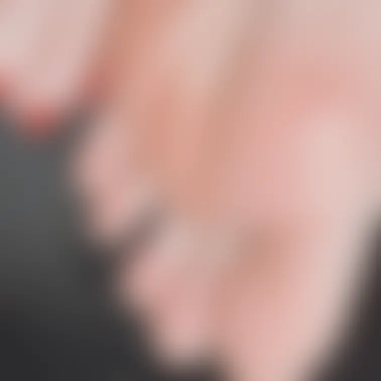 赤ペディの爪と脱ぎたてあんよの写真だよ🦶💓