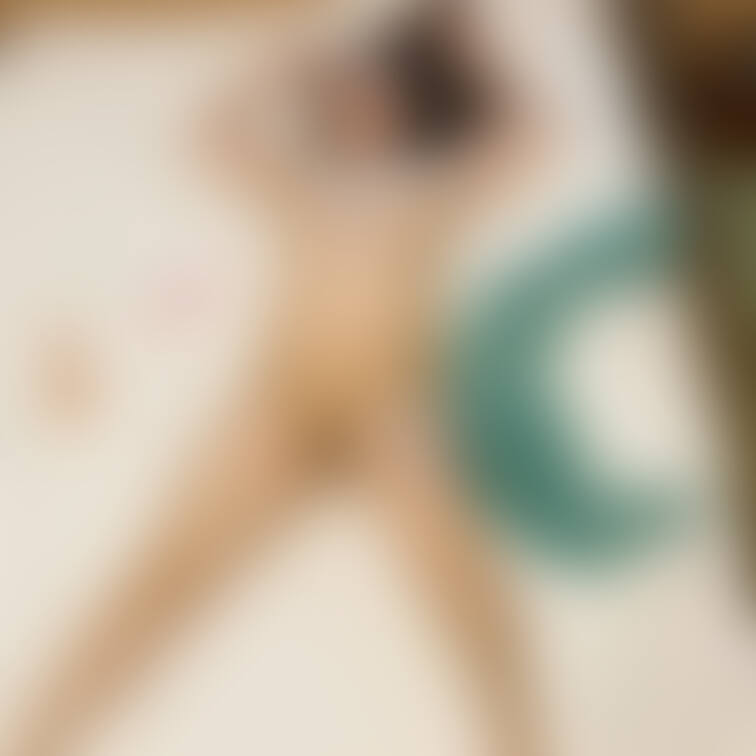 こんな風に全裸でベッドにおもちゃが散乱している状態で目が覚めました。かなり遅くまで1人でしてたので寝落ちしてしまったみた
