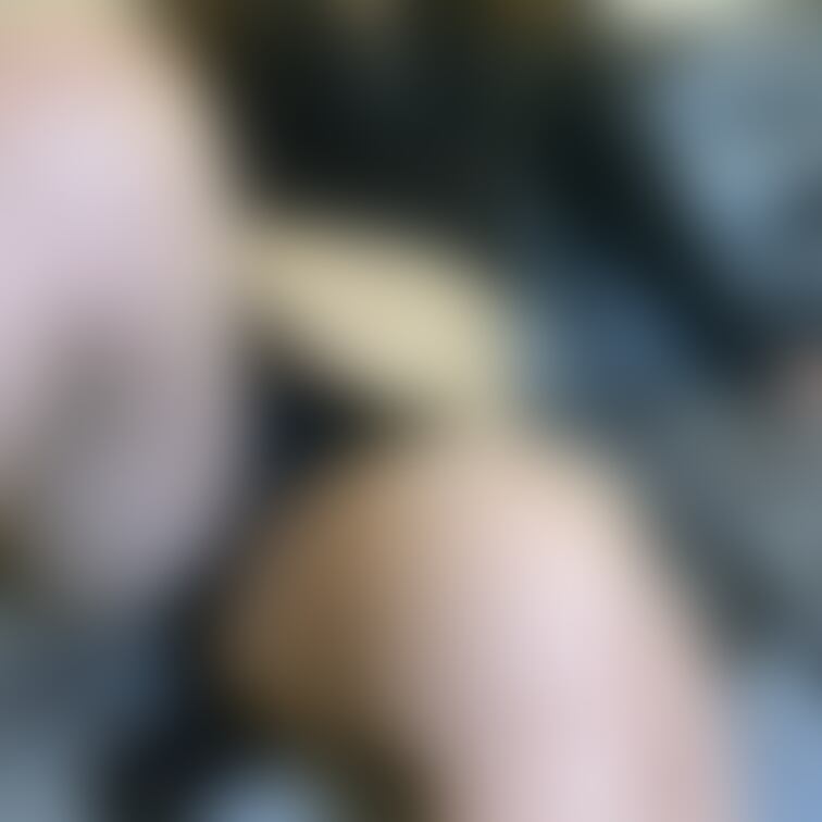 ローアングルでのお尻丸見えパンチラ風撮影