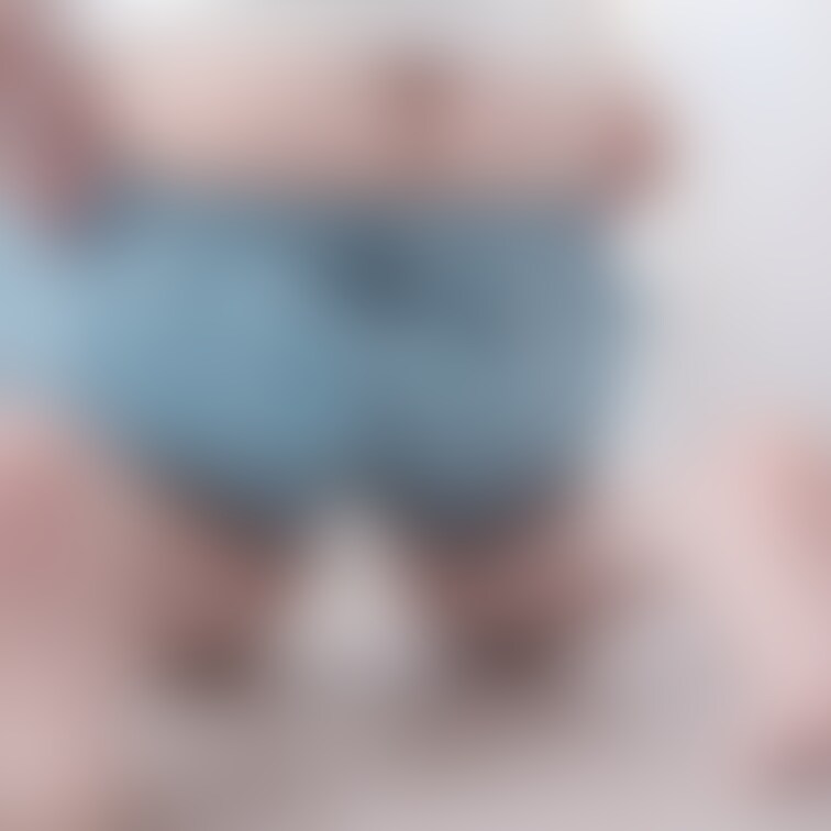 1「実はノーパンなんだよね~見たい？」
2「残念~♡おまんこテープで隠れてま~す♡」
みたいに煽ってる写真🫣
結局