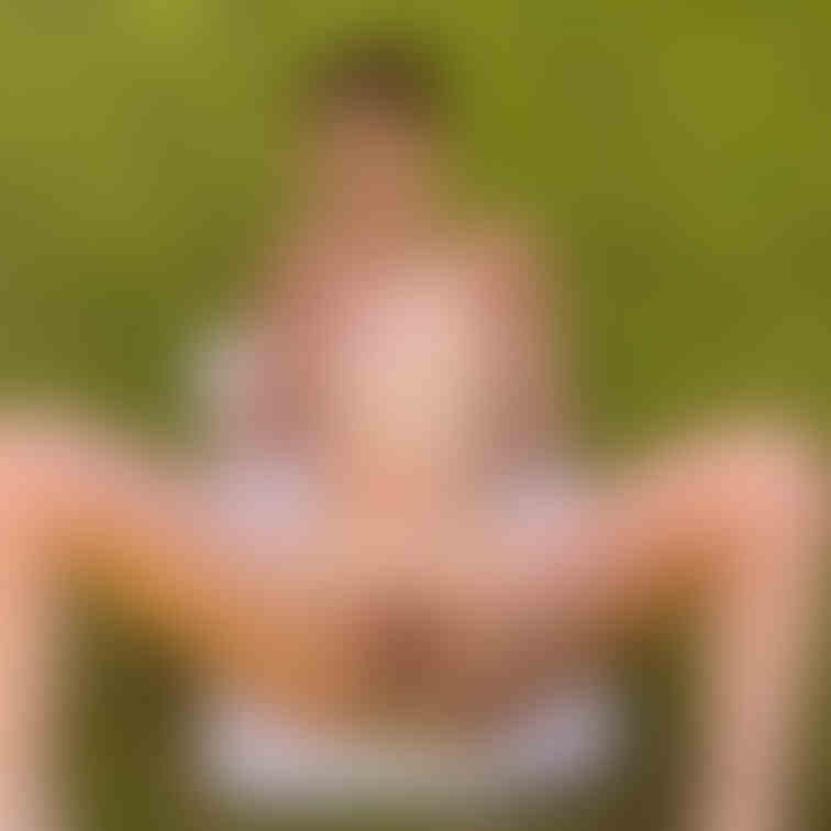 Xの続きです❤️知らないおじさんに貸し出されてきました😖ホテルのお外で全裸仰向けにされておまんこにおしっこかけられちゃい