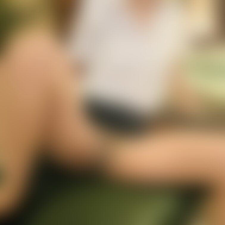 リナのベージュパンストからのパンチラ💦