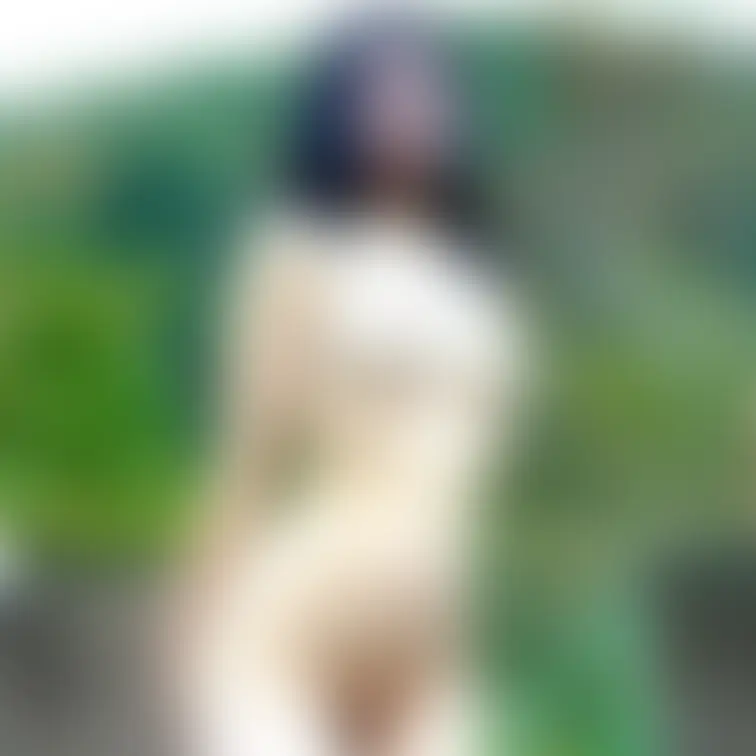 休みの人の少ない早朝から近所の公園で全裸露出撮影してきました🤭朝は涼しくてRisaもノリノリで全裸になってくれました🫣わ
